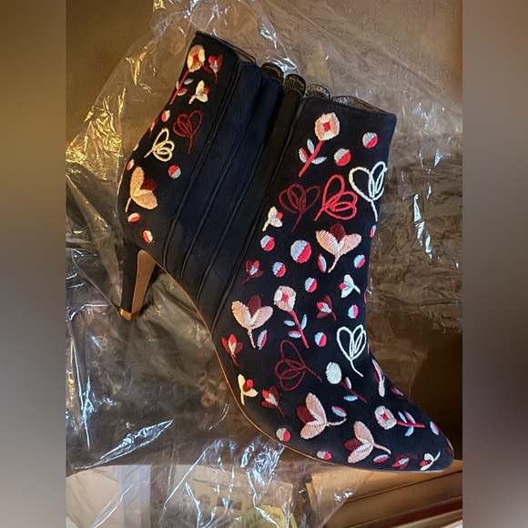 Bridgewater Ankle Boots - Picture 4 of 10